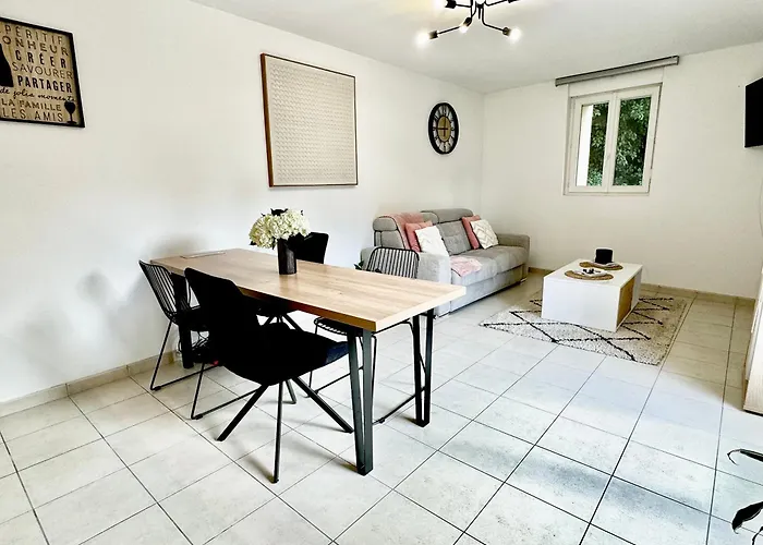 Le Cubry : Hyper-centre Avec Place De Parking Épernay